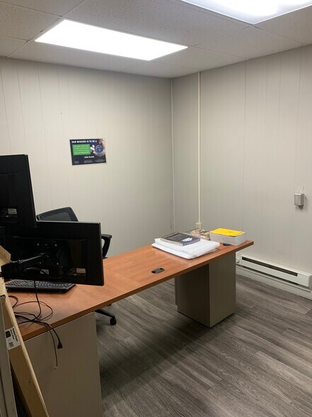 More Photos Of 70 Pitney Rd, Lancaster Warehouse For Lease