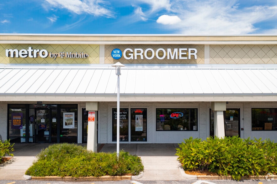 More Photos Of 935 N Beneva Rd, Sarasota Unknown For Lease