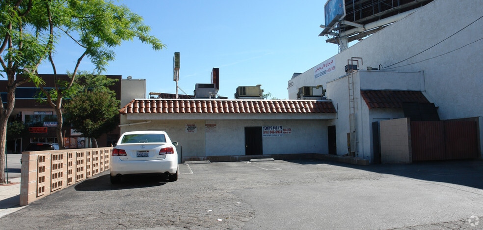 More Photos Of 18596 Ventura Blvd, Tarzana Storefront For Lease