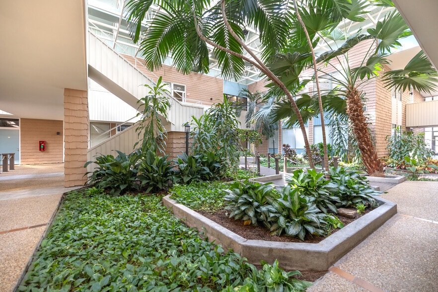 More Photos Of 3925 N I-10 Service Rd, Metairie Office For Lease