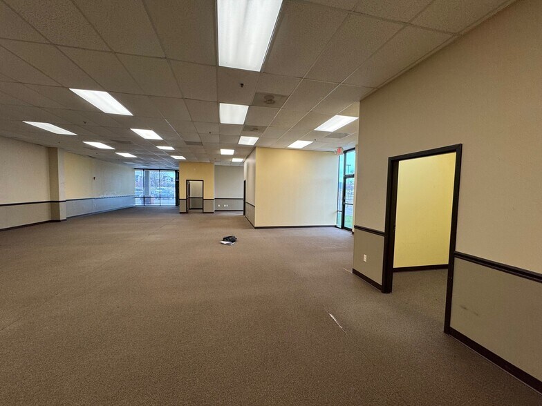 More Photos Of 8311-8351 W 135th St, Overland Park Storefront Retail Office For Lease