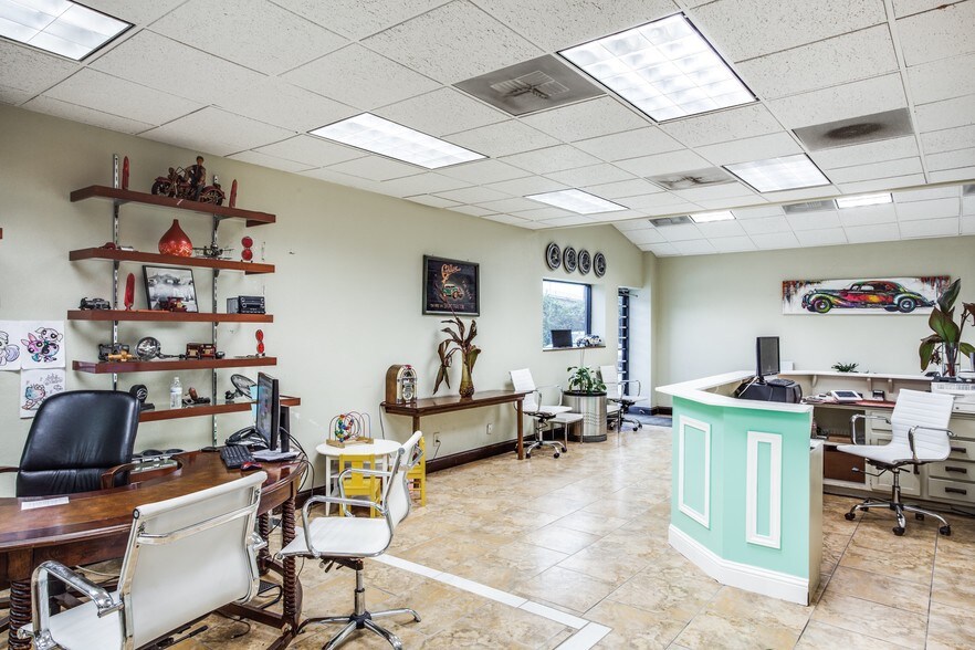 More Photos Of 11603-11607 Denton Dr, Dallas Showroom For Sale