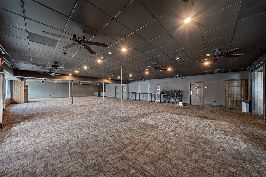 More Photos Of 6523 Gateway Ave, Sarasota Bar For Lease