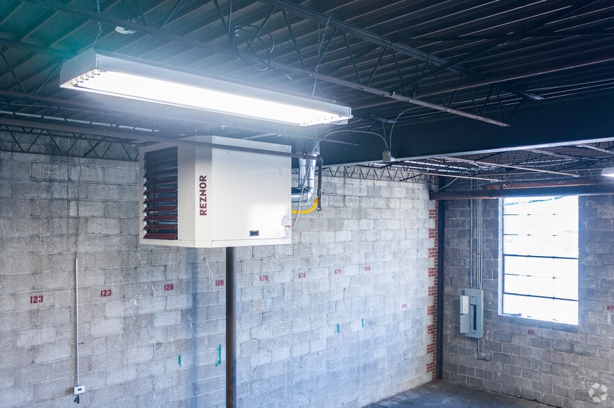 More Photos Of 88-92 Sunshine Rd, Kansas City Distribution For Lease