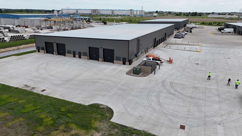 More Photos Of 2201 Shiloh Rose Pky SW, Bondurant Showroom For Lease