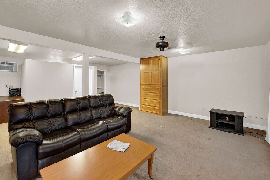 More Photos Of 389 Interstate 35 S, Devine Unknown For Lease