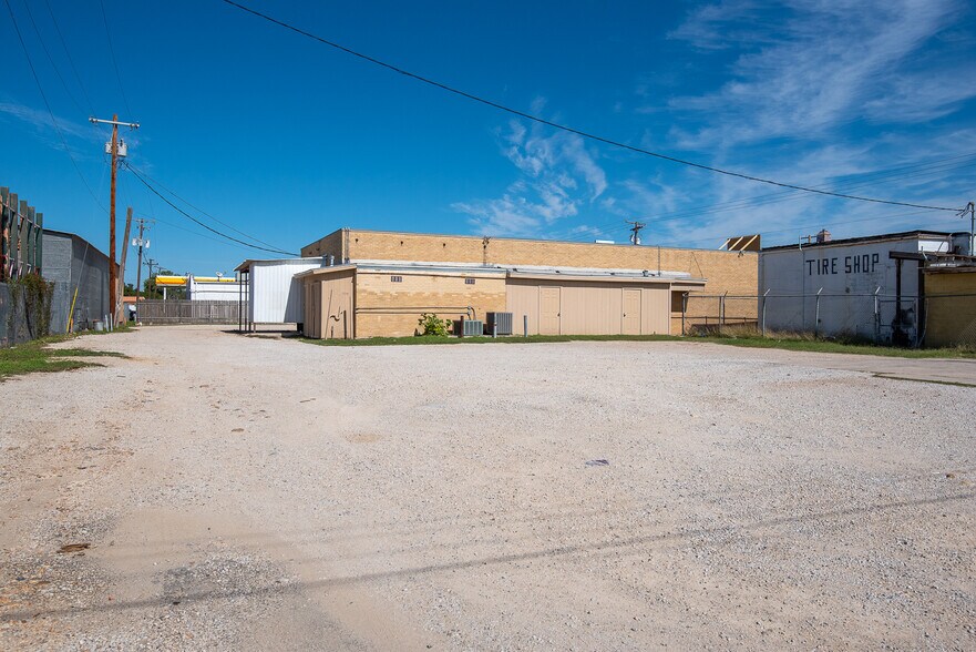 More Photos Of 114 S Teel Dr, Devine Restaurant For Sale