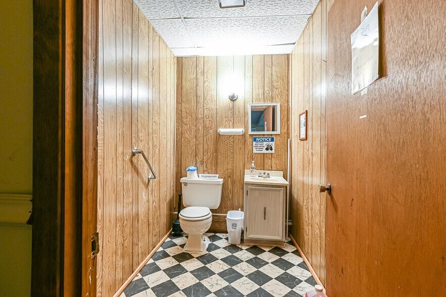 More Photos Of 1102 Mineral Wells Ave, Paris Office For Sale