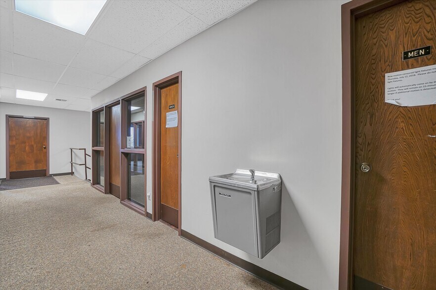 More Photos Of 111 Sequoyah Ln, Altus Office For Sale