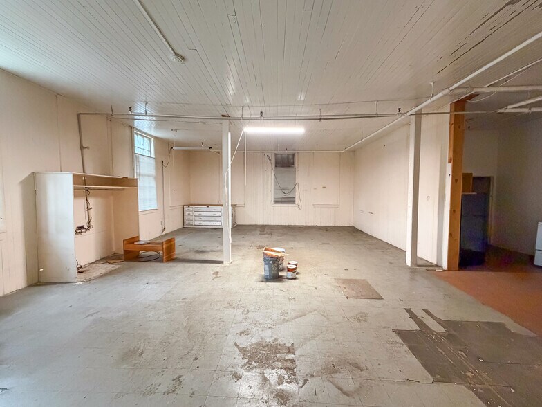 More Photos Of 47 Billard St, Meriden Showroom For Sale