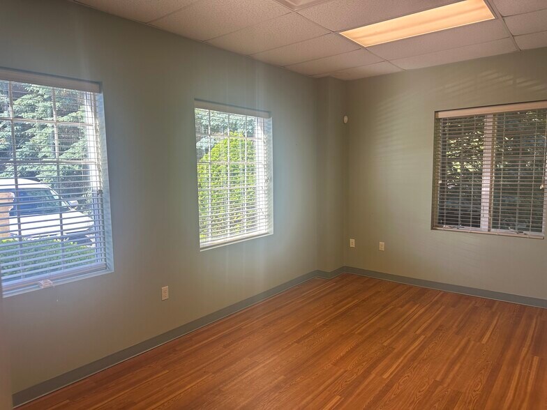 More Photos Of 909-915 Callendar Blvd, Painesville Light Manufacturing For Lease