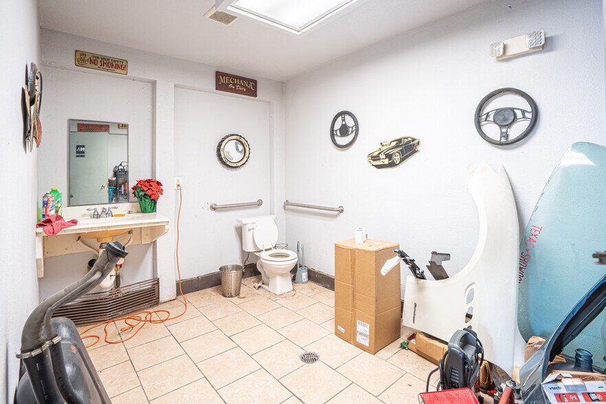 More Photos Of 8928 Homestead Rd, Houston Warehouse For Sale