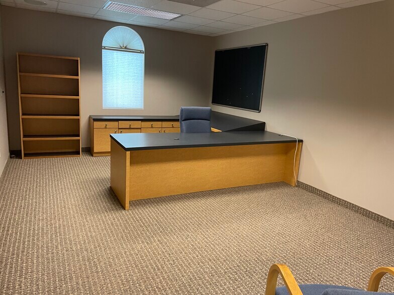More Photos Of 1704 N Holmes Dr, Marion Office For Sale