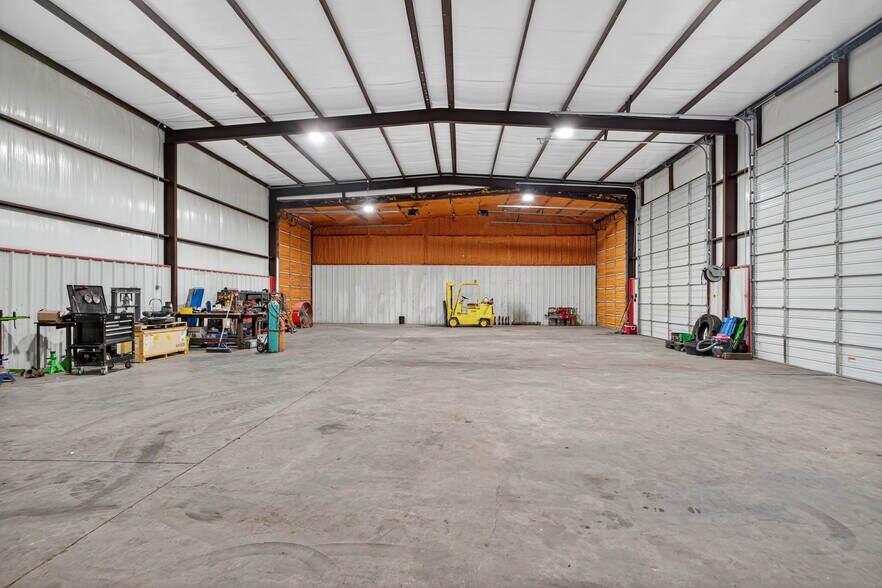 More Photos Of 11010 W Joan Dr, Odessa Warehouse For Lease