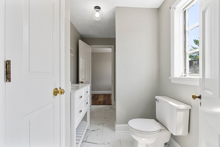 More Photos Of 454 Big Hill Ave, Richmond Office For Sale