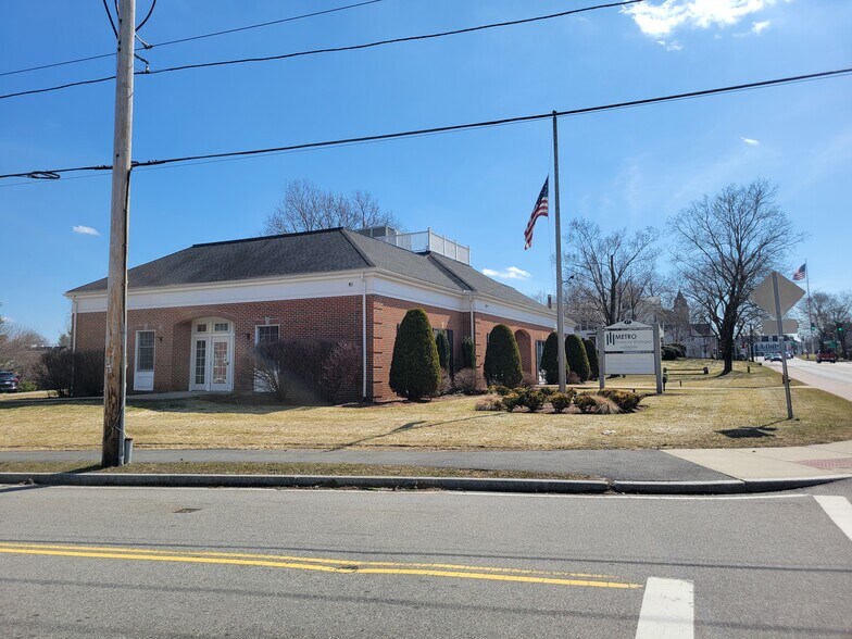 More Photos Of 17 North Rd, Chelmsford Bank For Lease