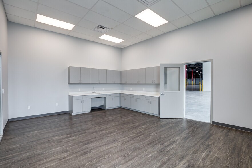 More Photos Of 601 E 10th St, Marcus Hook Distribution For Lease