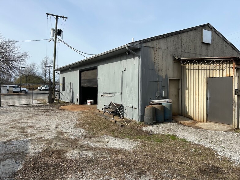 More Photos Of 7726 Warwick Blvd, Newport News Warehouse For Lease