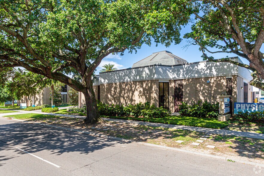 Primary Photo Of 7030 Canal Blvd, New Orleans Medical For Lease