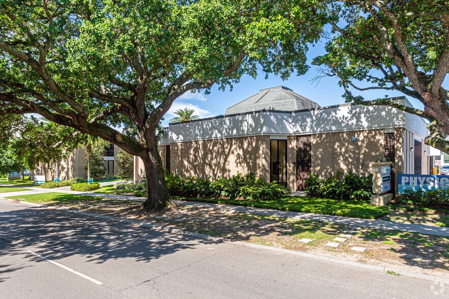 Primary Photo Of 7030 Canal Blvd, New Orleans Medical For Lease