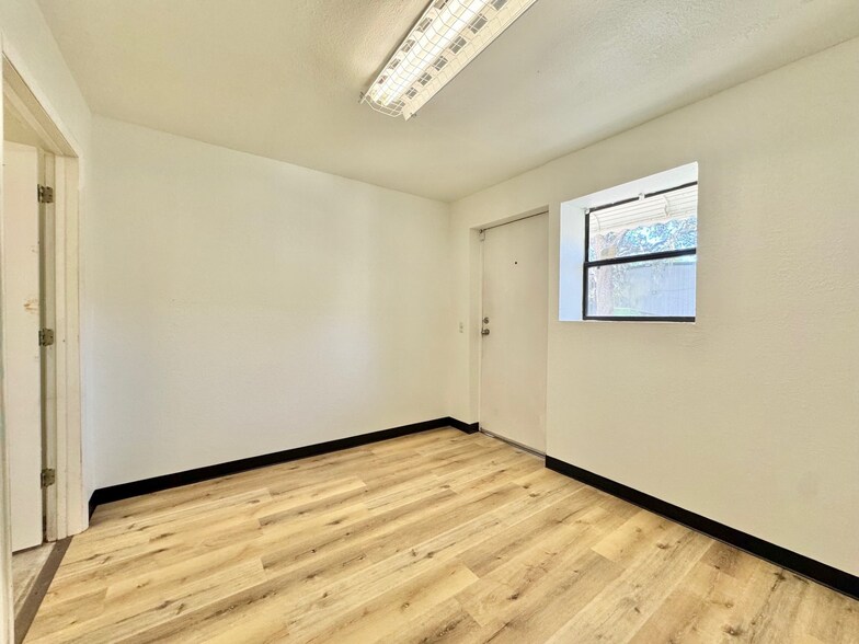 More Photos Of 11631 Columbia Park Dr E, Jacksonville Warehouse For Lease