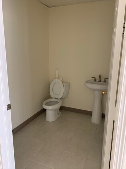 More Photos Of 11502 Cypress North Houston Rd, Cypress Light Distribution For Lease