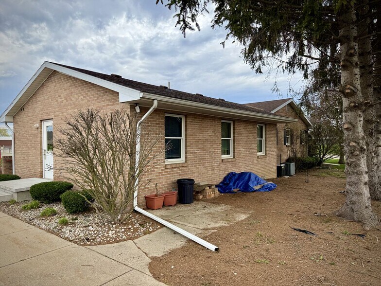 More Photos Of 923 N Oakland St, Saint Johns Medical For Lease