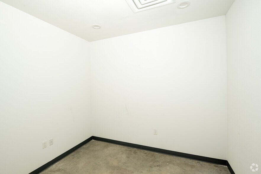 More Photos Of 901 Eight Twenty Blvd, Fort Worth Warehouse For Lease