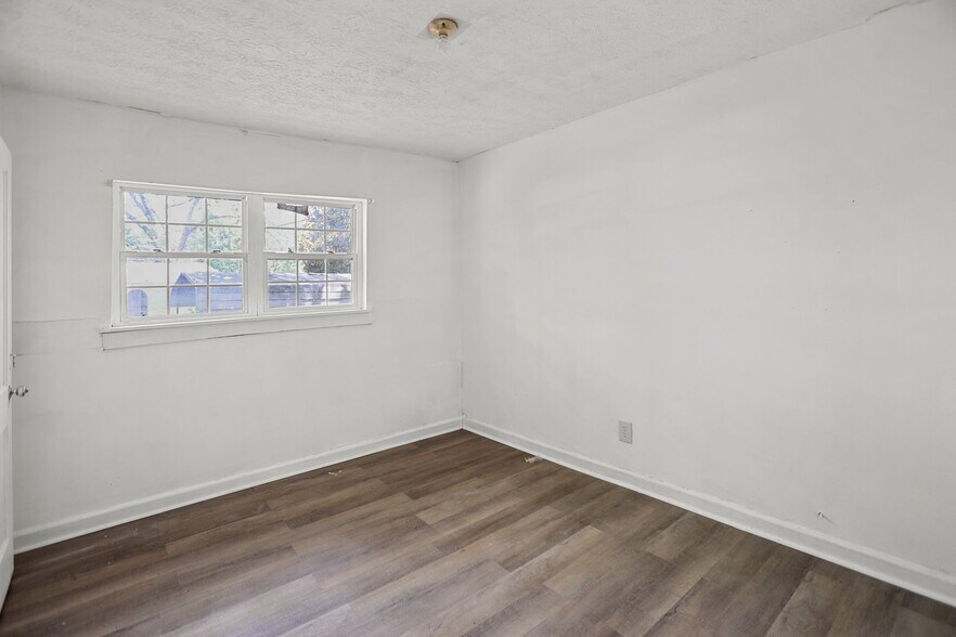 More Photos Of 138 Main St, Sharpsburg Flex For Sale