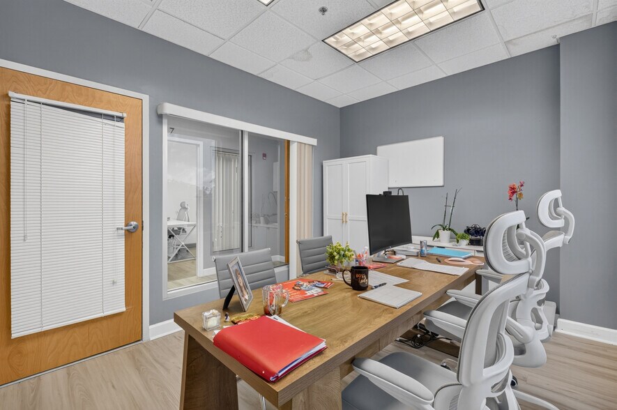 More Photos Of 6200 Metrowest Blvd, Orlando Office For Sale