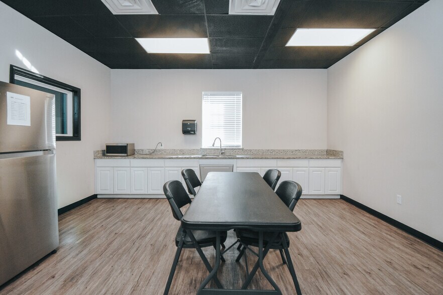 More Photos Of 13102 N Navarro St, Victoria Flex For Lease