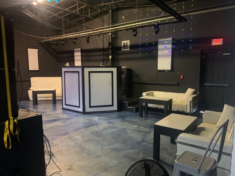 More Photos Of 6347 Phillips Hwy, Jacksonville Bar For Sale