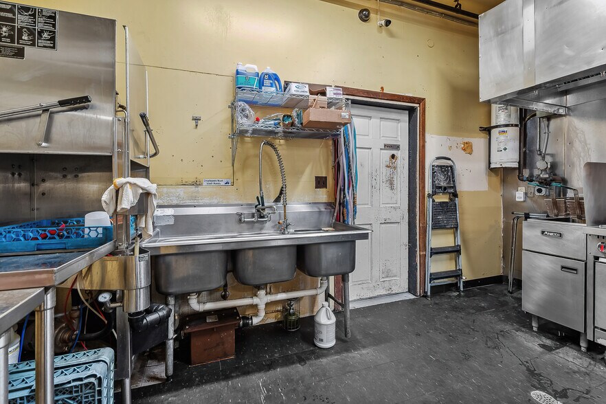 More Photos Of 900 Oak St, Pittston Showroom For Sale