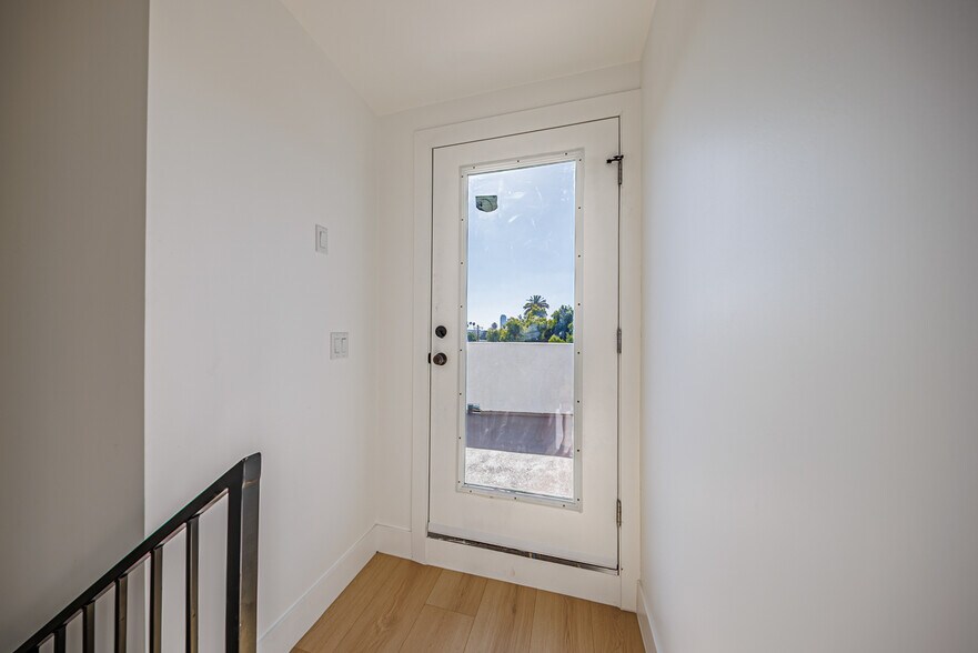 More Photos Of 2938 S Sycamore Ave, Los Angeles Apartments For Sale