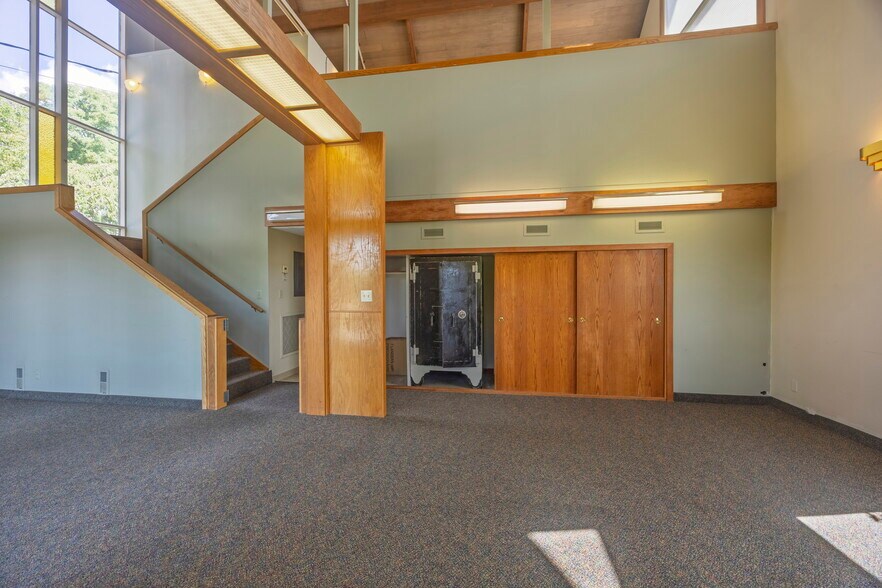 More Photos Of 210 NE Alder St, Toledo Office For Sale