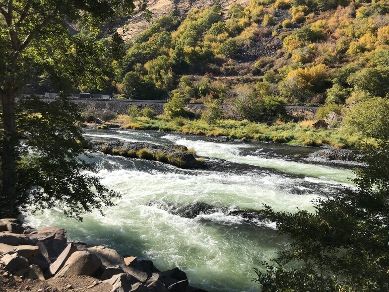 More Photos Of 206 Elrod Ave, Maupin Storefront Retail Residential For Lease