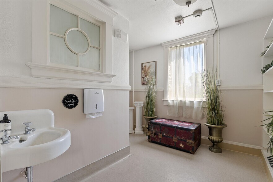 More Photos Of 909 Jefferson St, Red Bluff Specialty For Sale