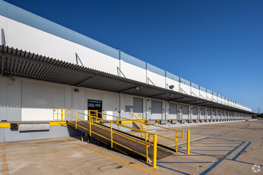 More Photos Of 500 W Warner Ave, Santa Ana Warehouse For Lease