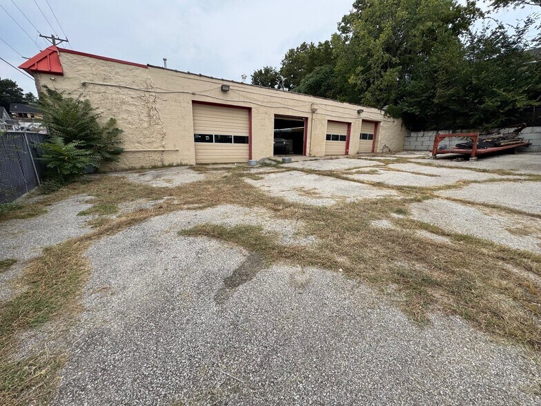 More Photos Of 4500-4508 E 27th St, Kansas City Service For Lease