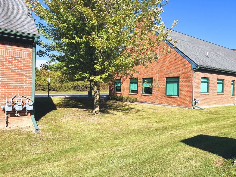 More Photos Of 1301-1307 S Main St, Chelsea Office For Sale