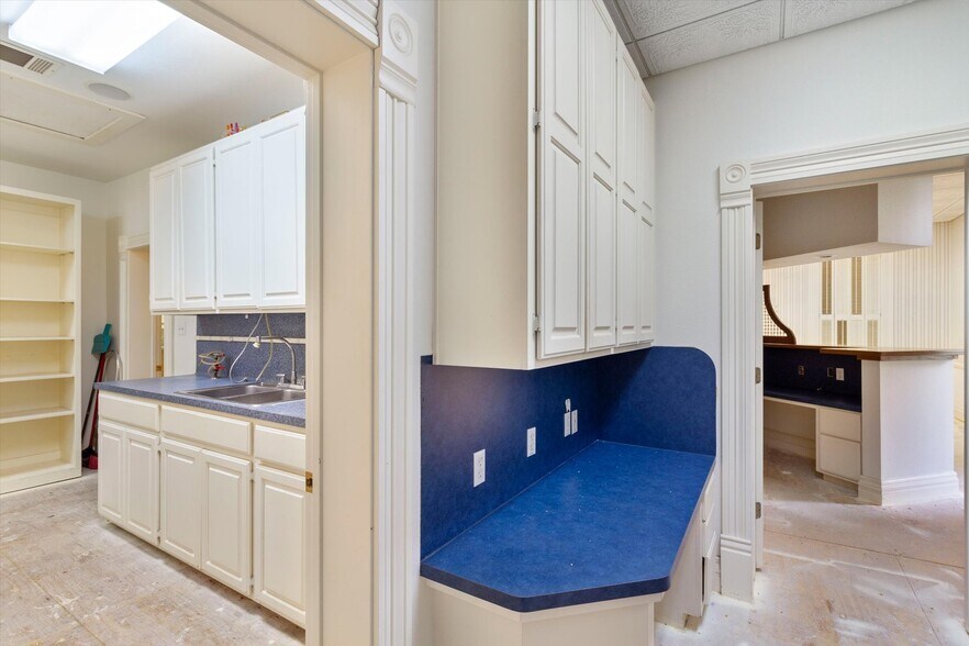 More Photos Of 321 L B J dr, San Marcos Office For Sale
