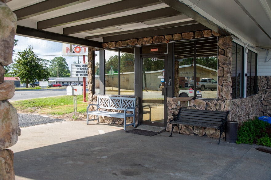 More Photos Of 539 S Main St, Baxley Hotel For Sale