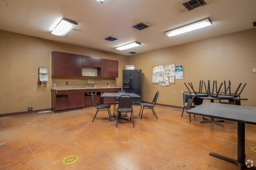 More Photos Of 1391 County Road 429, Pleasanton Warehouse For Sale