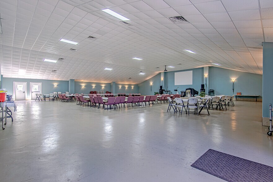 More Photos Of 1719 Huffman-Eastgate Rd, Huffman Showroom For Sale