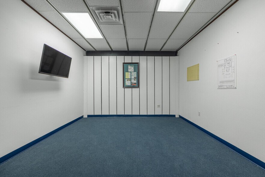 More Photos Of 2560 Fowler St, Fort Myers Warehouse For Lease