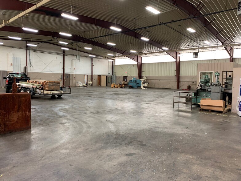 More Photos Of 105 Marc Dr, Cuyahoga Falls Warehouse For Lease