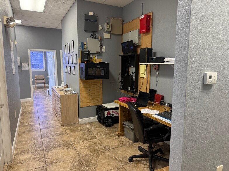 More Photos Of 6381 Corporate Park Cir, Fort Myers Research And Development For Lease
