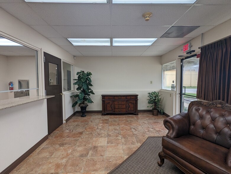 More Photos Of 2660 Sweetgum Ln, Beaumont Office For Sale