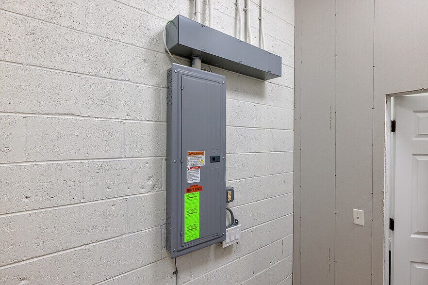 More Photos Of 10840-10850 W 9 Mile Rd, Oak Park Freestanding For Lease