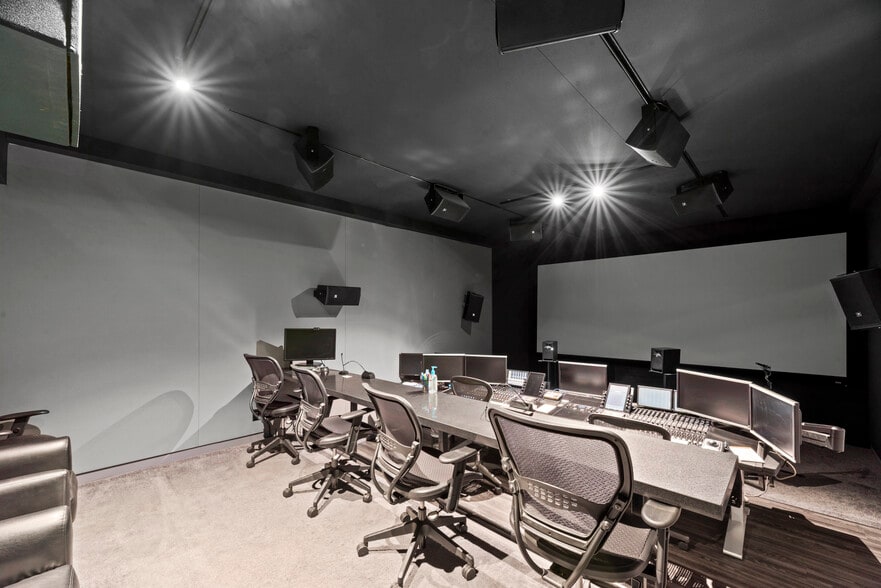 More Photos Of 6860 Lexington Ave, Los Angeles Loft Creative Space For Sale